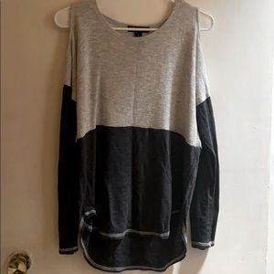 I’m selling a blouse It’s fresh and Elegant